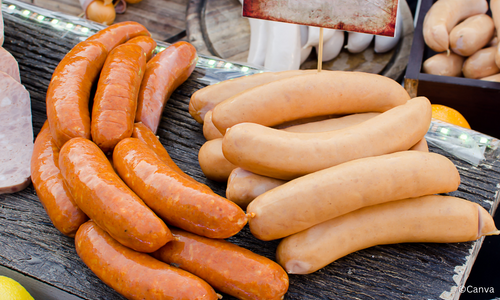 Deutschlands Fleisch- und Wursthersteller beklagen große Herausforderungen für die Branche. ©Canva